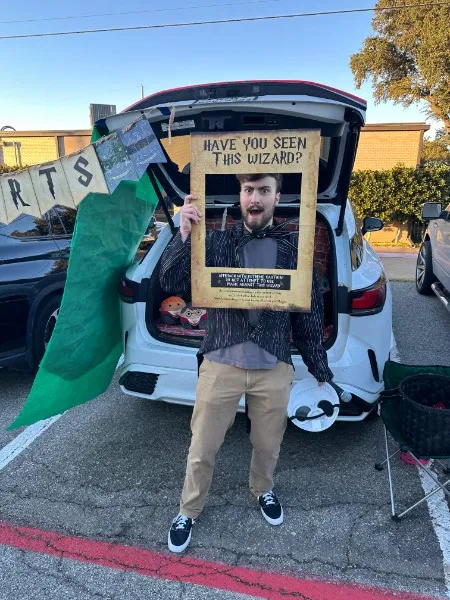 A trunk decorated with a wizard-themed picture frame at a past Trunk or Treat
